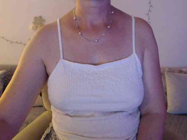 goodSnowQueen webcam