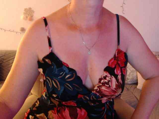 goodSnowQueen — live female cam on BongaCams