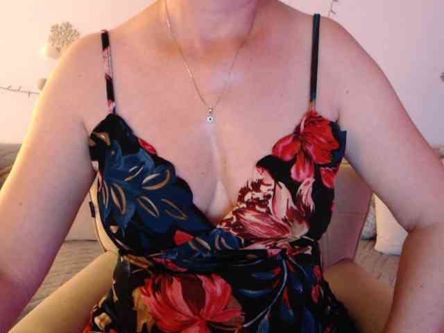 goodSnowQueen webcam