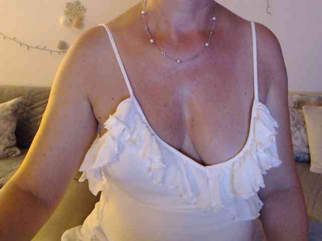 goodSnowQueen webcam