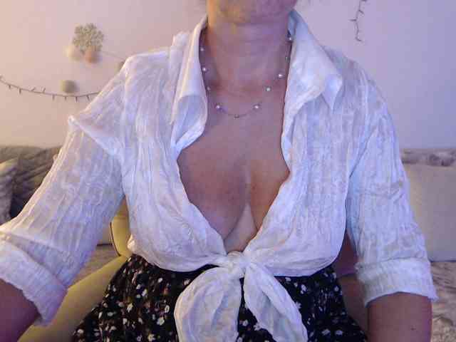 goodSnowQueen live female cam on bongacams