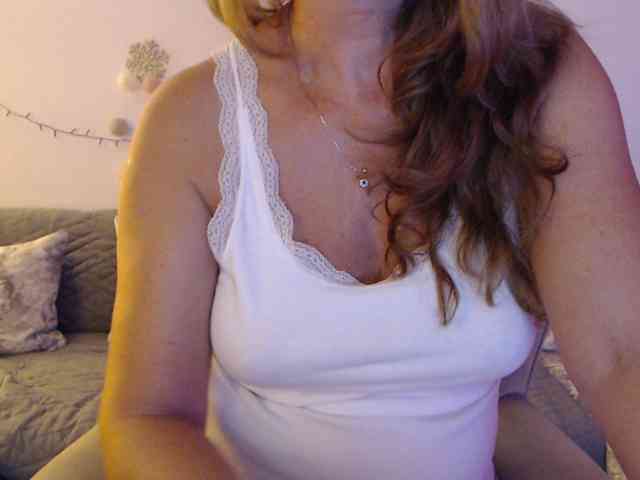 goodSnowQueen live female cam on bongacams