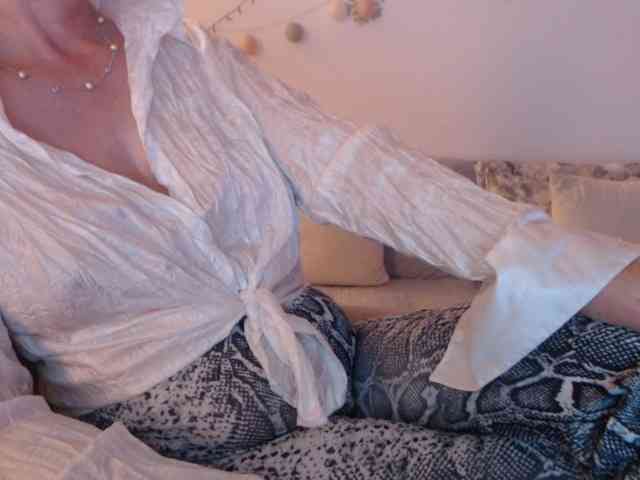 goodSnowQueen webcam