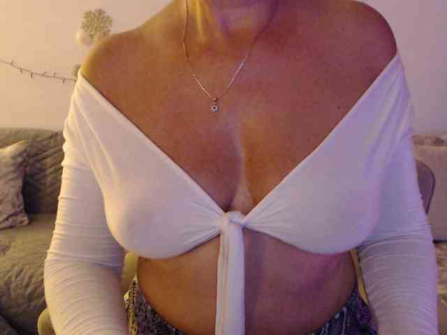 goodSnowQueen webcam