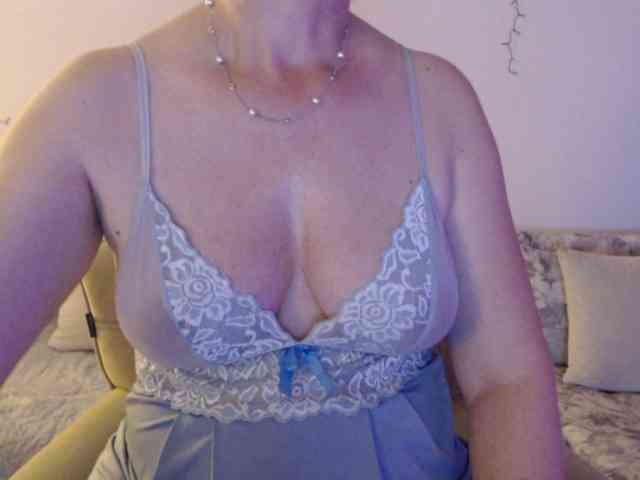 goodSnowQueen webcam