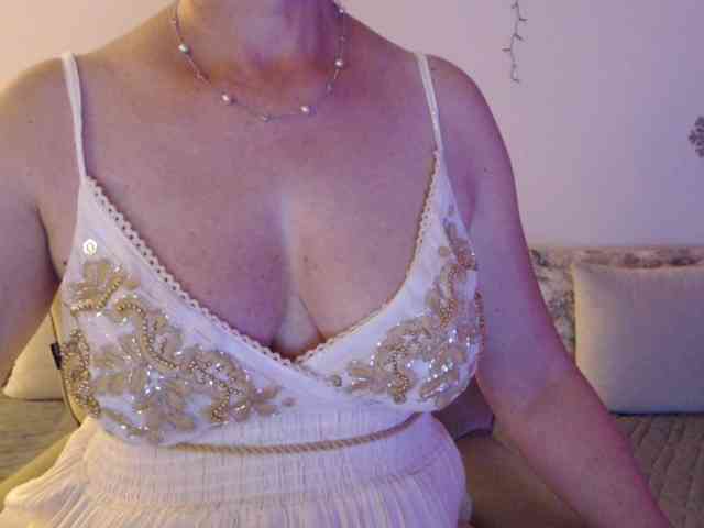 goodSnowQueen webcam