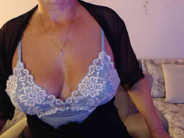 goodSnowQueen webcam