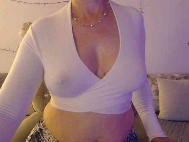 Goodsnowqueen's cam show statistics and live stream