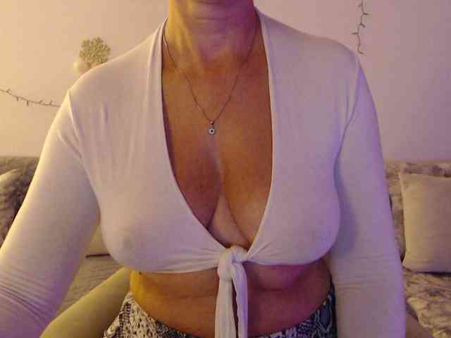 goodSnowQueen webcam