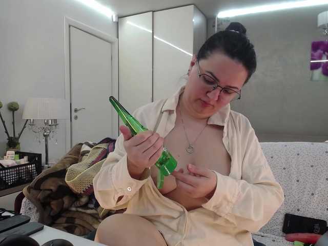 le modèle ILoveToFeelU est en webcam porno dans un show sur le site bongacams, il possède les tags suivants: White/Caucasian,Brunette,Shaved