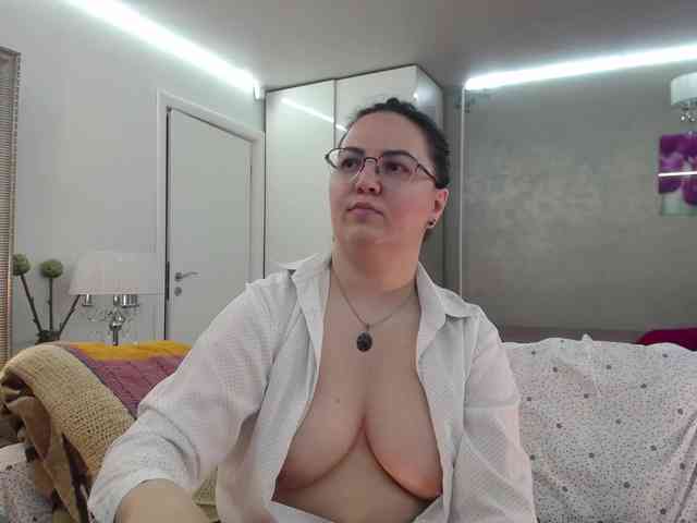 ILoveToFeelU cam