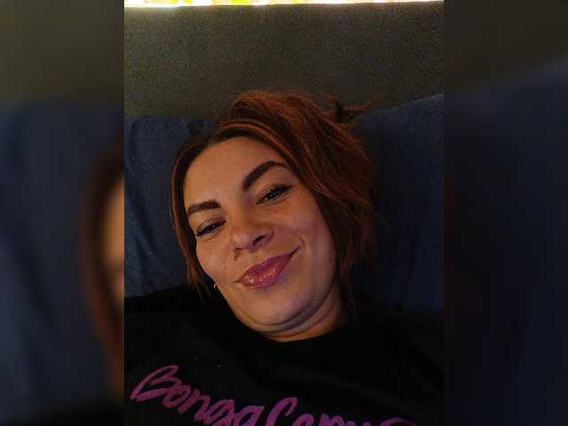 Cocochanell è una camgirl italiana sensuale durante uno show su BongaCams. Tag principali: Latino/Hispanic,Redhead,Trimmed