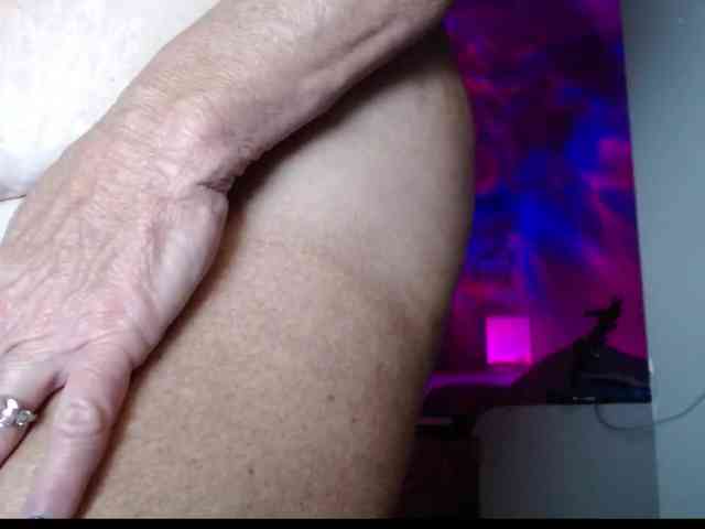 April_XO webcam