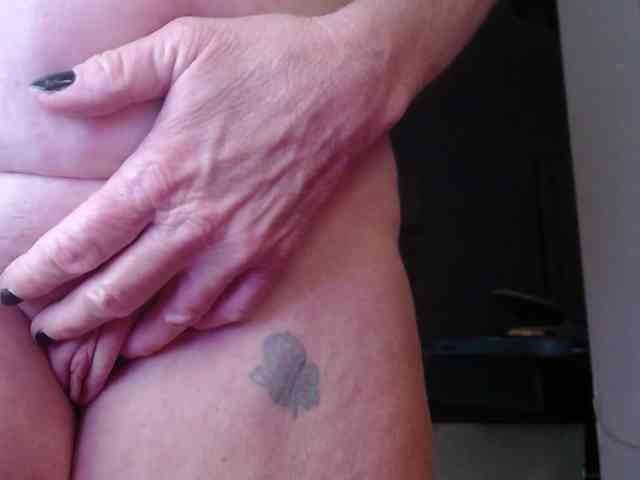 April_XO webcam