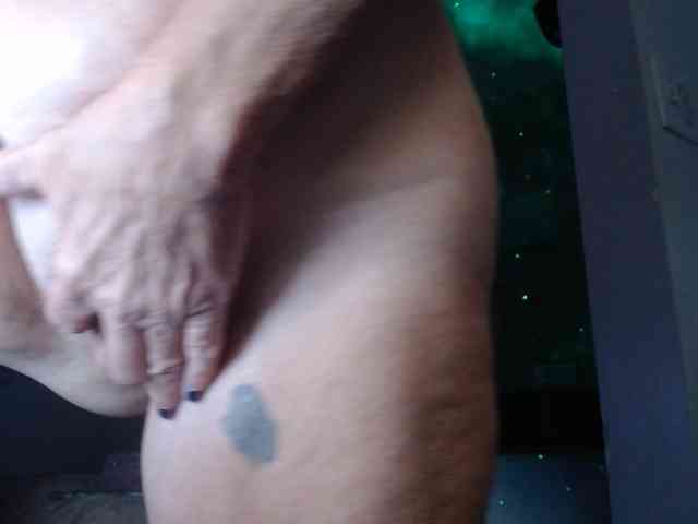 April_XO webcam