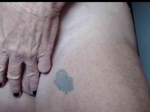 April_XO webcam