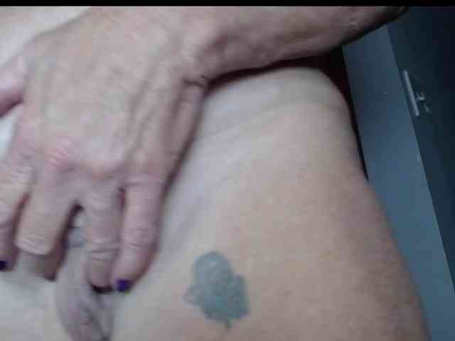 April_XO webcam