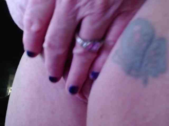 April_XO webcam