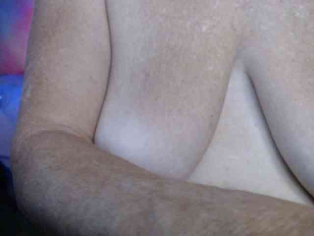 April_XO webcam