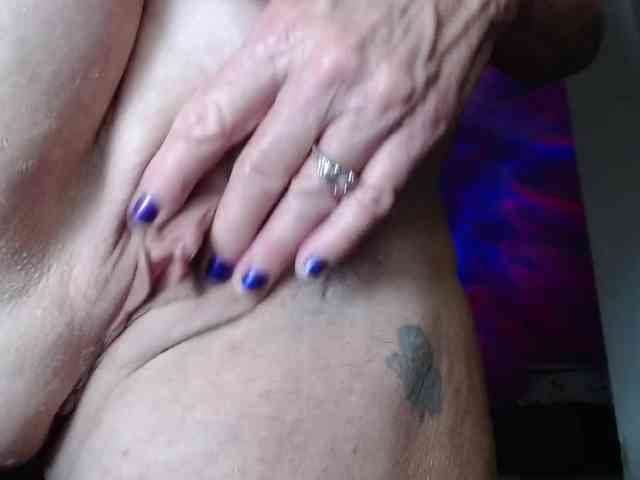 April_XO webcam