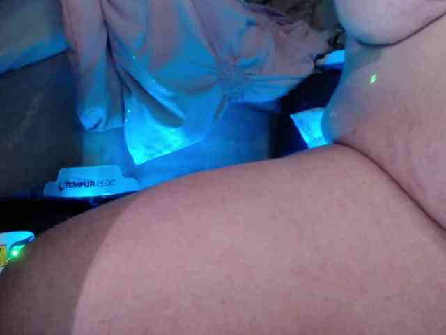 April_XO webcam