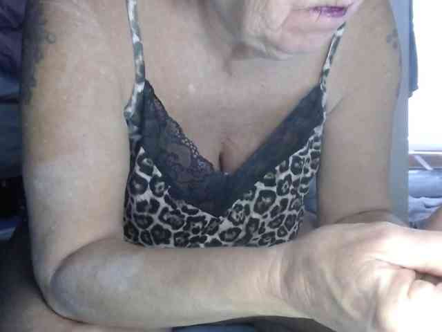 April_XO webcam