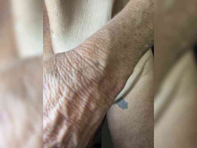 April_XO webcam