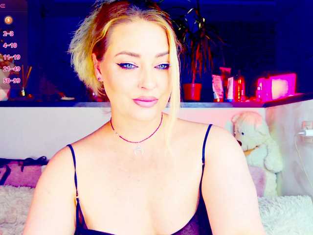 -JuliaSpace- live cam on BongaCams
