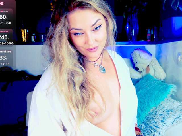 le modèle _JuliaSpace_ est en webcam porno dans un show sur le site bongacams, il possède les tags suivants: White/Caucasian,Blonde,Trimmed