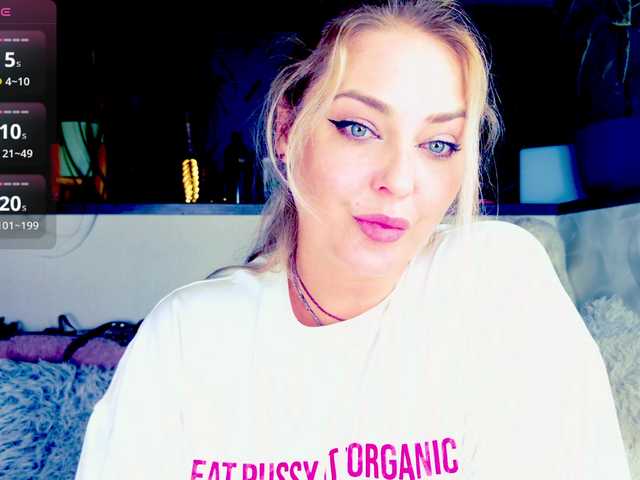 -JuliaSpace- live cam on BongaCams