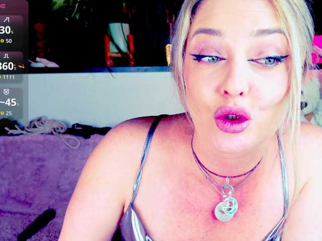 -JuliaSpace- live cam on BongaCams