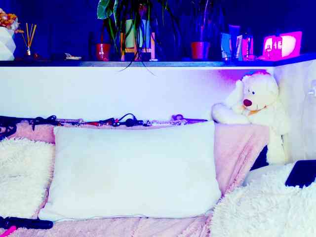 _juliaspace_'s cam show statistics and live stream