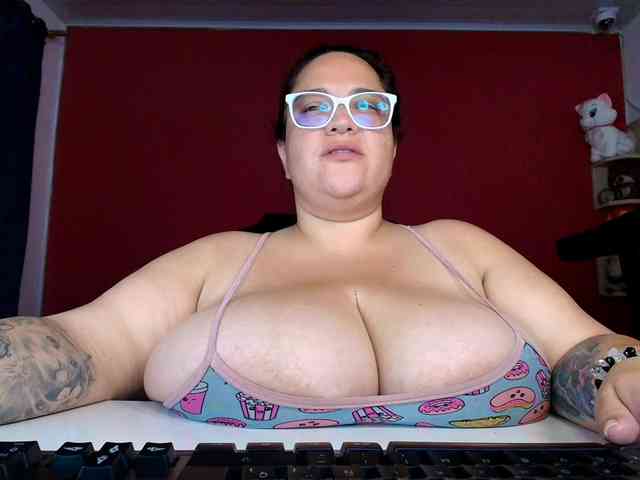 lulubigtitts webcam