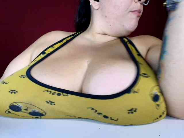 Modelo: lulubigtitts