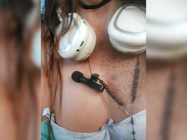 karolfox's BongaCams show and profile