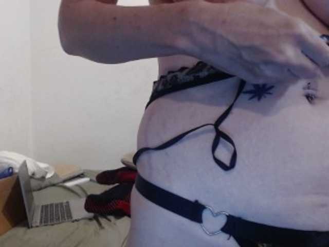 le modèle hotmodel1984 est en webcam porno dans un show sur le site bongacams, il possède les tags suivants: White/Caucasian,Brunette,Shaved