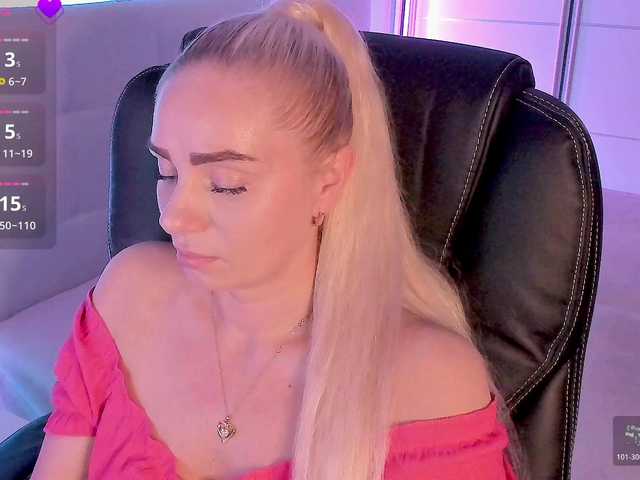 Dashulakiss1 live cam on BongaCams