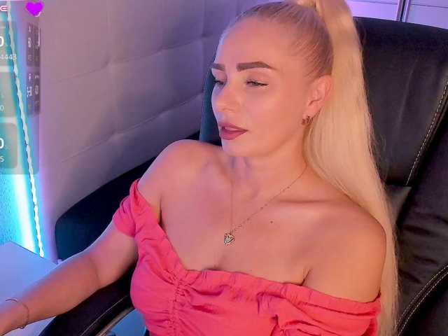 Dashulakiss1 live cam on BongaCams