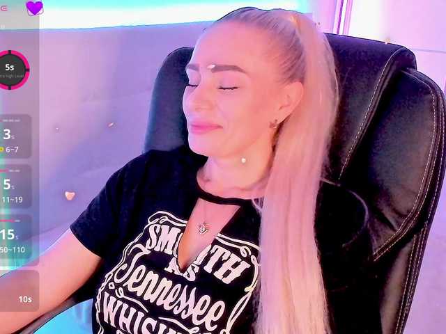 Dashulakiss1 live cam on BongaCams