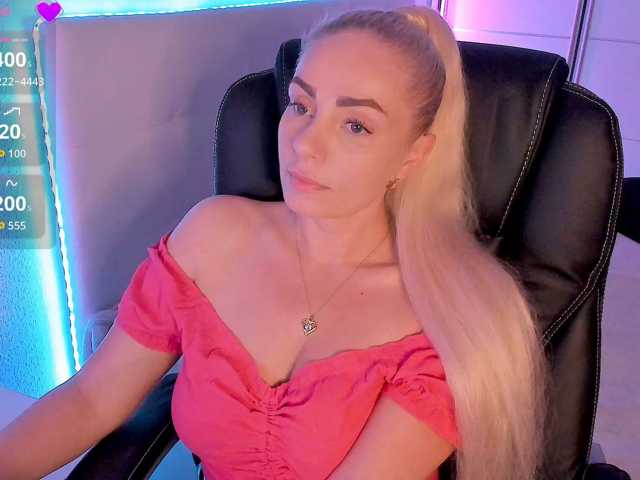 Dashulakiss1 live cam on BongaCams