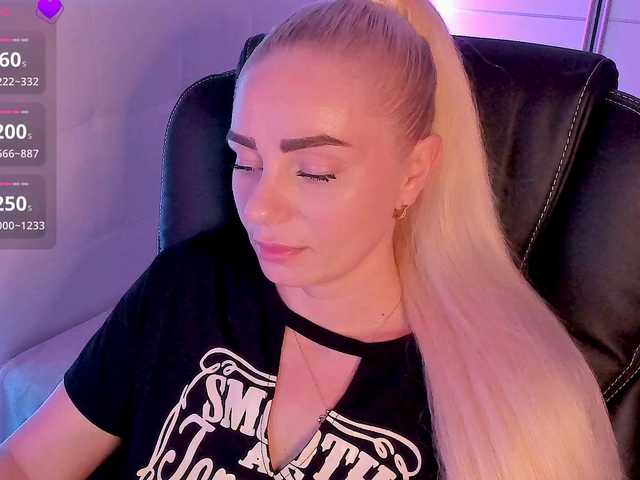 Dashulakiss1 live cam on BongaCams