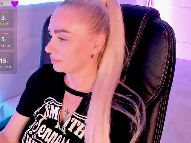 Dashulakiss1 live cam on BongaCams