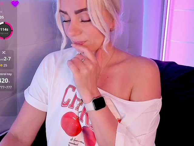 Dashulakiss1 live cam on BongaCams