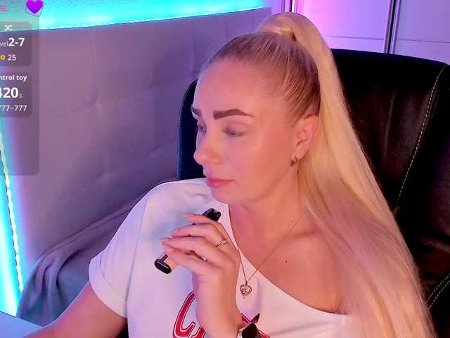 Dashulakiss1 live cam on BongaCams