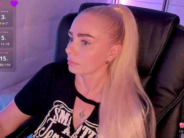 Dashulakiss1 live cam on BongaCams