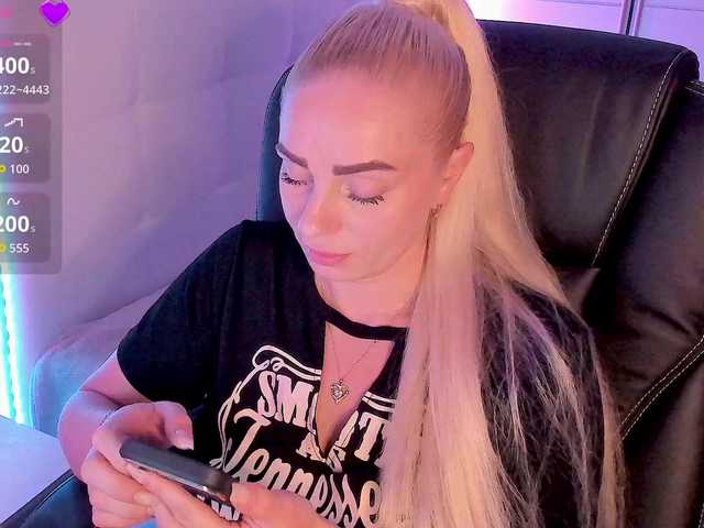 Dashulakiss1 live cam on BongaCams