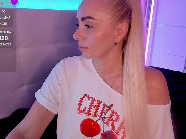 Dashulakiss1 live cam on BongaCams