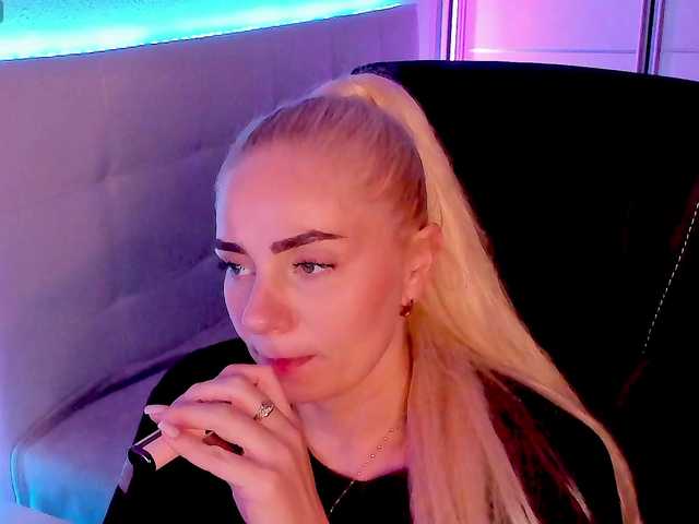 Dashulakiss1 live cam on BongaCams