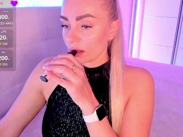 Dashulakiss1 live cam on BongaCams