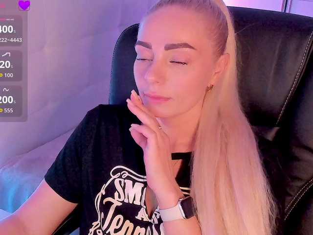 Dashulakiss1 live cam on BongaCams